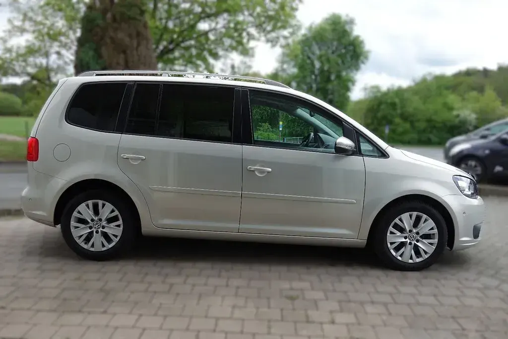 Gebraucht VW Touran Life 140 PS (102 kW) 2014 Gold Van / Kleinbus
