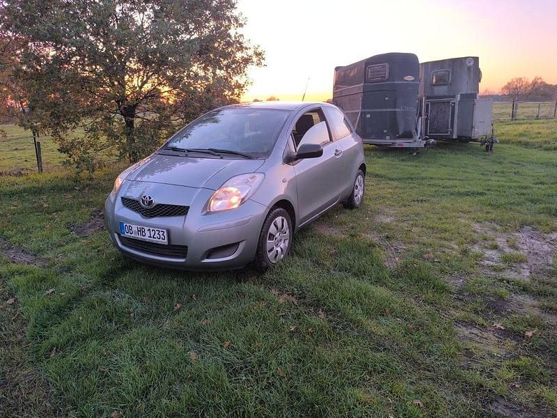 Silber Gebraucht 2012 Toyota Yaris Cool Kleinwagen | 4.300 € (Guter Preis) - Bild 1/4