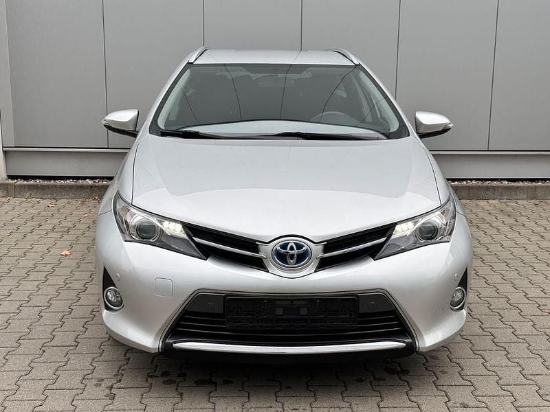 Silber Gebraucht 2015 Toyota Auris Touring Sports Edition Kombi | 9.390 € (Fairer Preis) - Bild 1/4