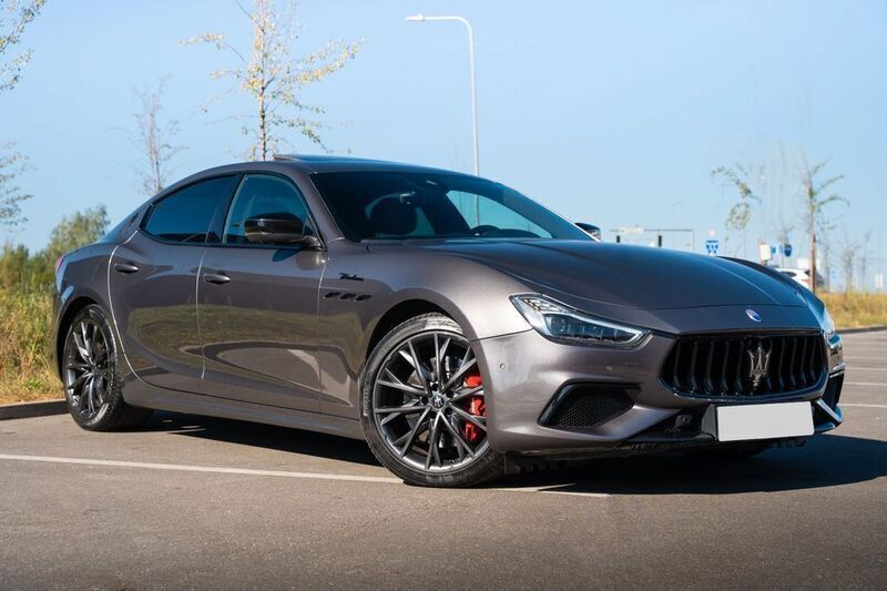 Silber Gebraucht 2022 Maserati Ghibli Coupé | 49.900 € - Bild 1/4