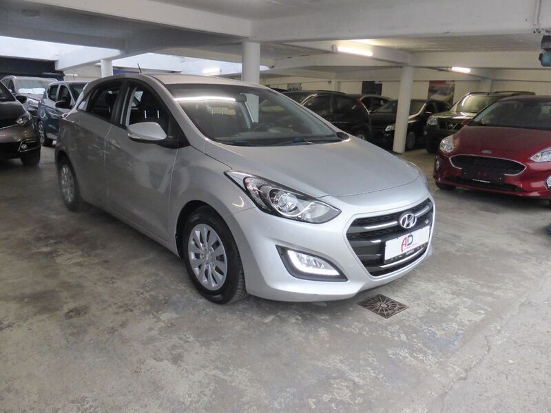 Silber Gebraucht 2016 Hyundai i30 Trend Limousine | 8.550 € (Guter Preis) - Bild 1/4