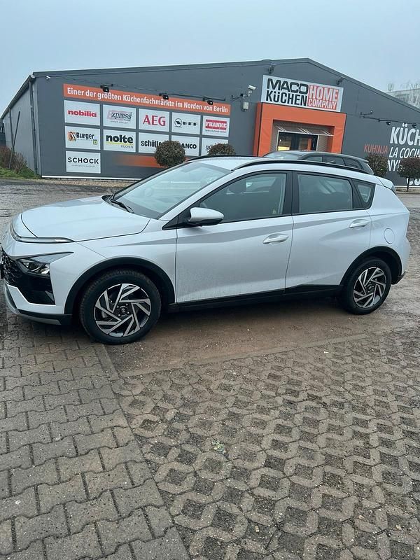 Grau Gebraucht 2024 Hyundai Bayon SUV | 17.900 € (Superpreis) - Bild 1/4