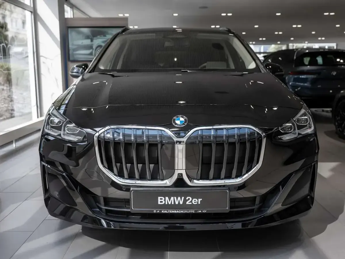 Neu BMW 218 Active Tourer 136 PS (100 kW) 2026 Schwarz ii Van / Kleinbus