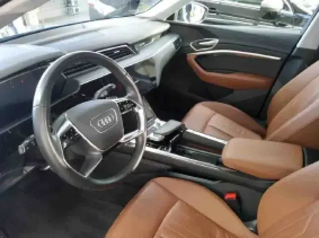 Używany Audi e-tron Advanced Plus 300 kW (408 KM) 2022 Niebieski SUV