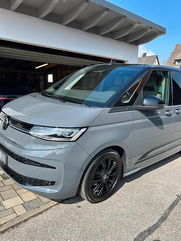 Gebraucht VW Multivan Edition 150 PS (110 kW) 2024 Grau Van