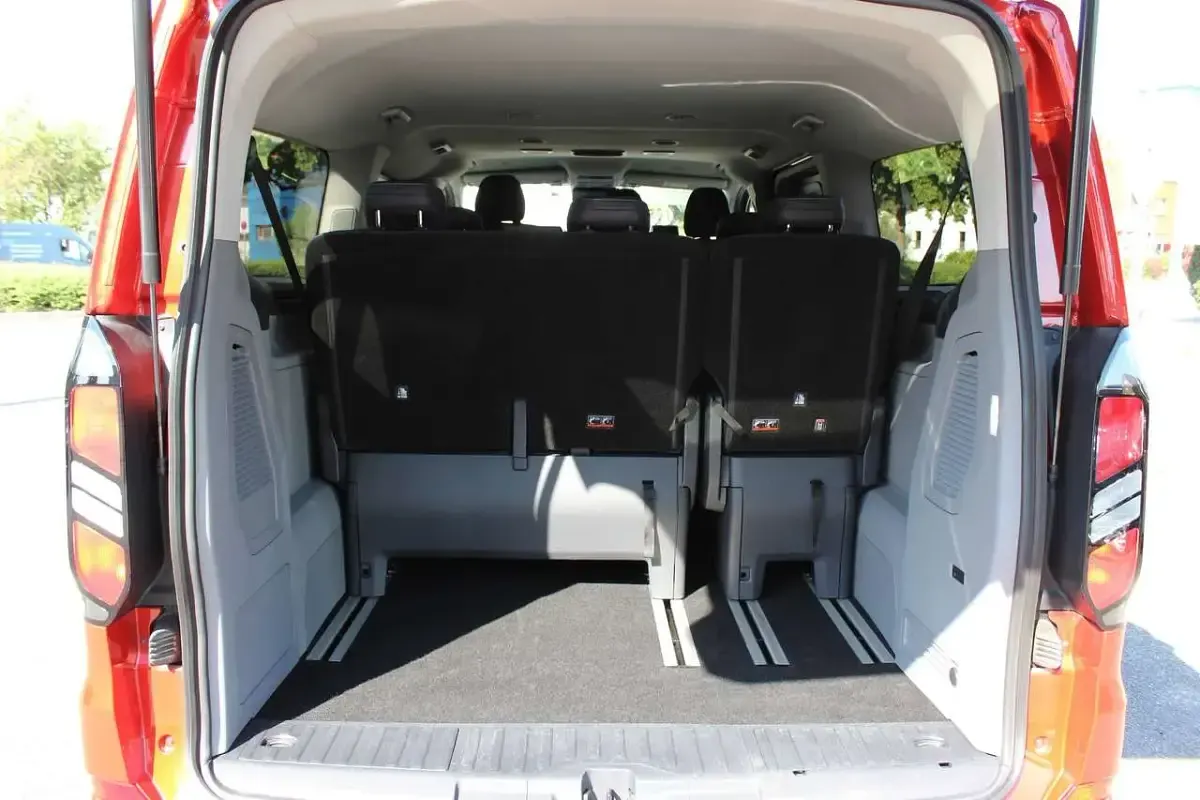 Gebraucht Ford Tourneo Custom Titanium 136 PS (100 kW) 2025 Artisan red metallic Van