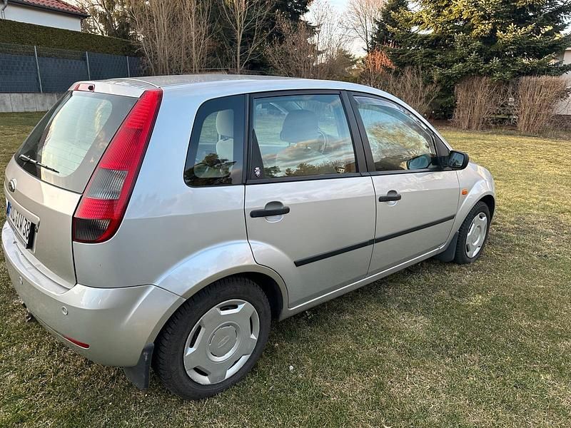 Gebraucht Ford Focus Ghia 80 PS (58 kW) 2005 Silber Kleinwagen