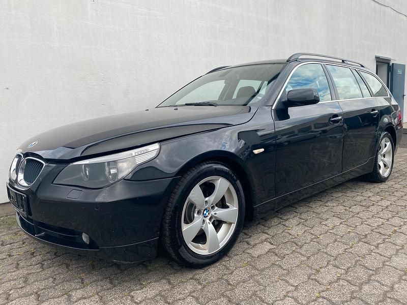 Saphirschwarz Gebraucht 2004 BMW 530 Kombi | 3.999 € (Teuer) - Bild 1/4