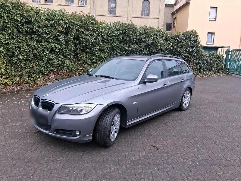 Gebraucht BMW 318 143 PS (105 kW) 2010 Grau Kombi