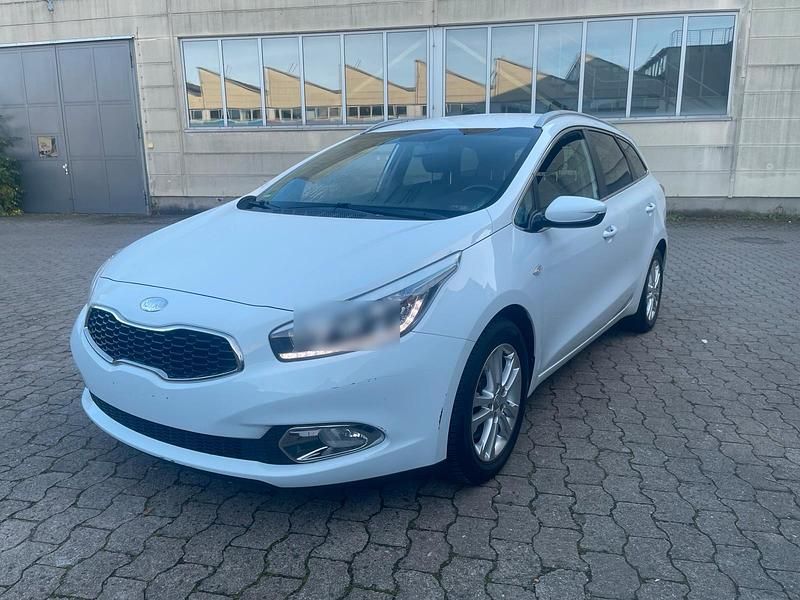 Weiß Gebraucht 2013 Kia Ceed Kleinwagen | 5.600 € (Fairer Preis) - Bild 1/4