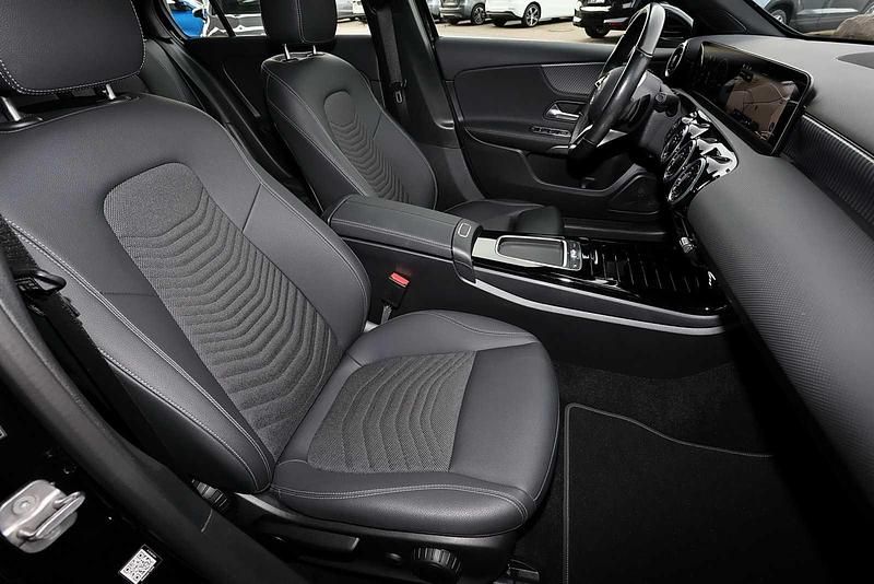 Gebraucht Mercedes A200 163 PS (119 kW) 2024 Metalliclack kosmosschwarz Limousine