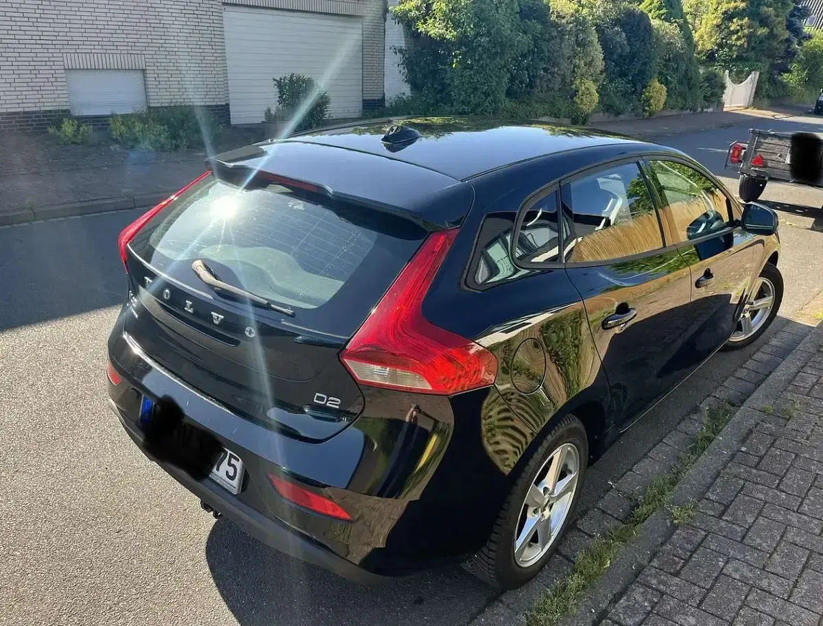 Gebraucht Volvo V40 Kinetic 120 PS (88 kW) 2016 Schwarz Limousine