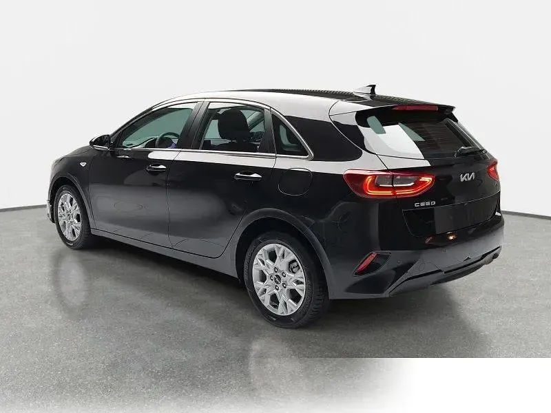 Usata Kia Ceed Comfort 101 CV (74 kW) 2024 Nero Utilitaria