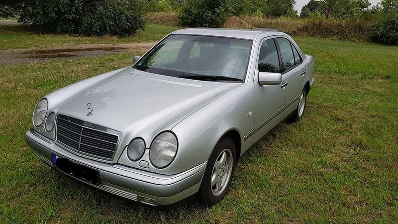 Silber Gebraucht 1997 Mercedes 230 Limousine | 3.900 € (Guter Preis) - Bild 1/4