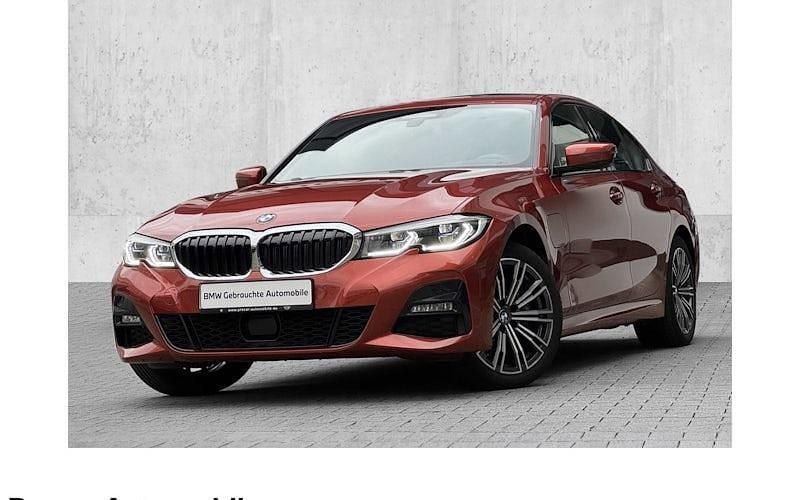 Rot Gebraucht 2021 BMW 330e M Sport Limousine | 38.880 € (Teuer) - Bild 1/4