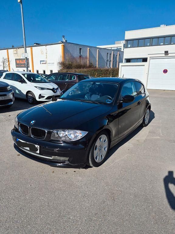 Gebraucht BMW 116 122 PS (89 kW) 2011 Schwarz Kleinwagen