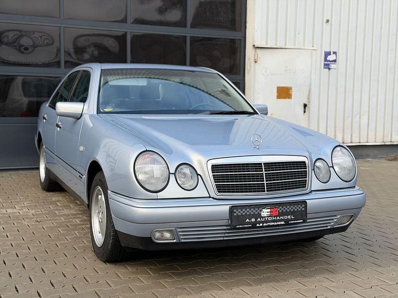 Gebraucht Mercedes E220 Elegance 125 PS (91 kW) 1999 Blau Limousine