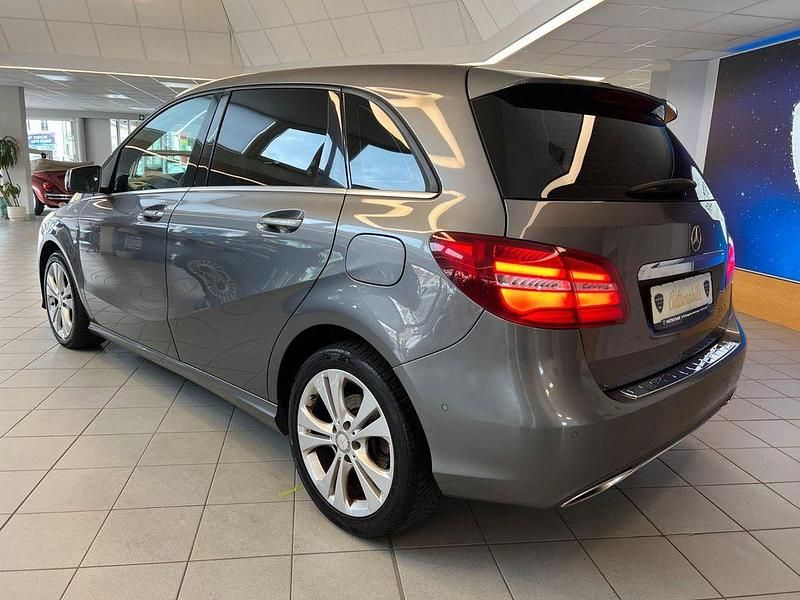 Gebraucht Mercedes B200 136 PS (100 kW) 2017 Grau Van / Kleinbus