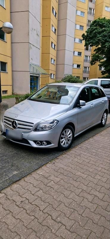Gebraucht Mercedes B180 122 PS (89 kW) 2014 Silber Van / Kleinbus