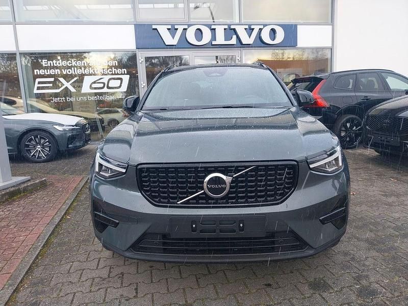 Neu Volvo XC40 Plus 163 PS (119 kW) 2026 Grün SUV