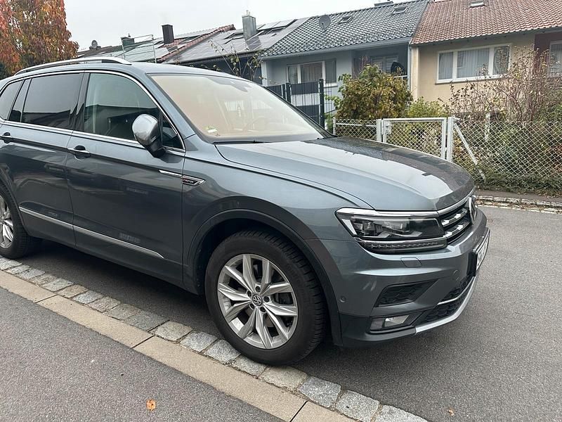 Grau Gebraucht 2018 VW Tiguan Allspace Highline SUV | 22.500 € (Fairer Preis) - Bild 1/4