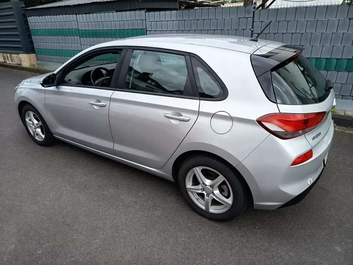 Gebraucht Hyundai i30 Trend 101 PS (74 kW) 2018 Silber Limousine