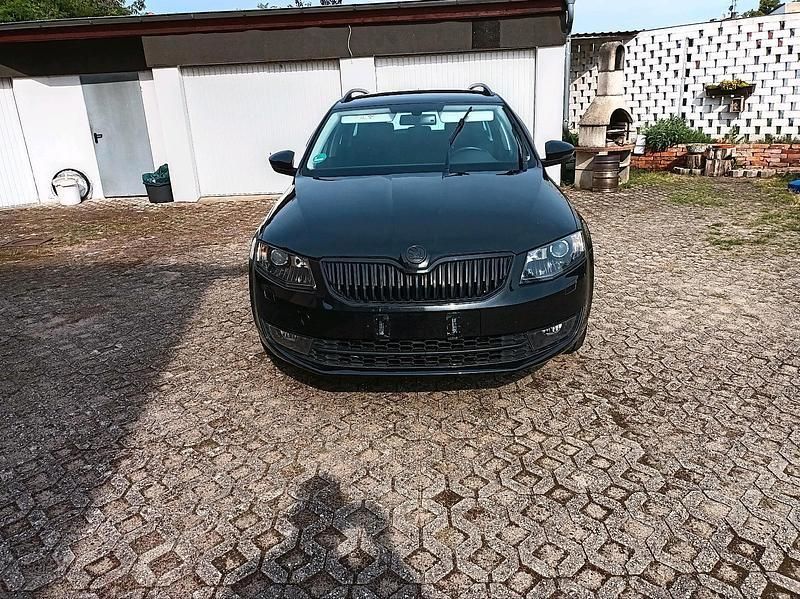 Schwarz Gebraucht 2016 Skoda Octavia Joy Kombi | 9.990 € (Fairer Preis) - Bild 1/4