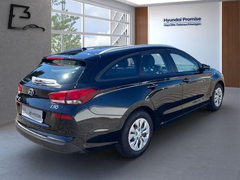 Gebraucht Hyundai i30 Select 101 PS (74 kW) 2017 Schwarz Kombi