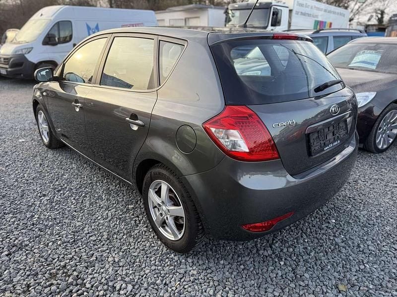 Second-hand Kia Ceed 90 CP (66 kW) 2010 Argintiu Hatchback