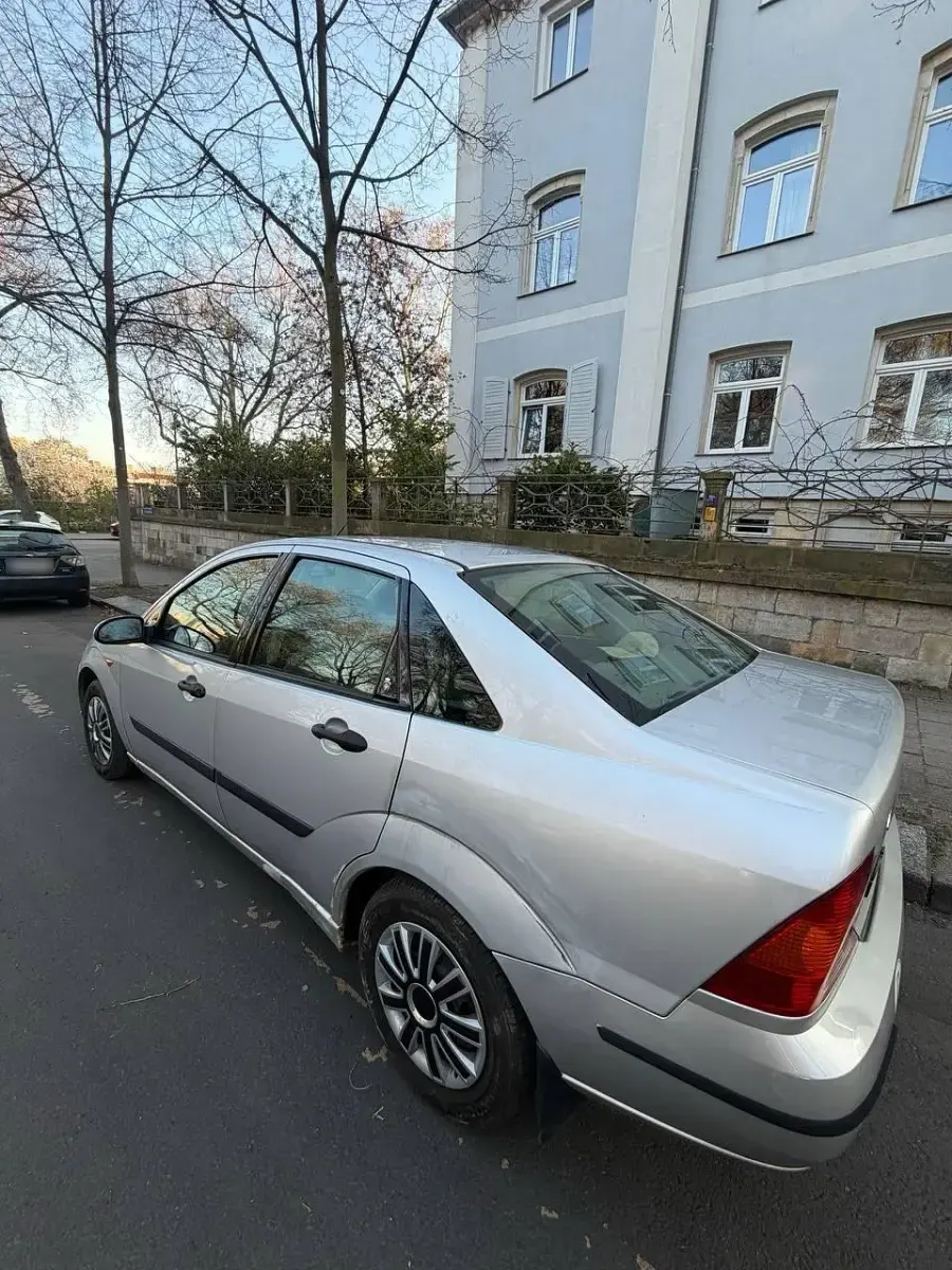 Occasion Ford Focus 100 ch (73 kW) 1999 Argent Berline