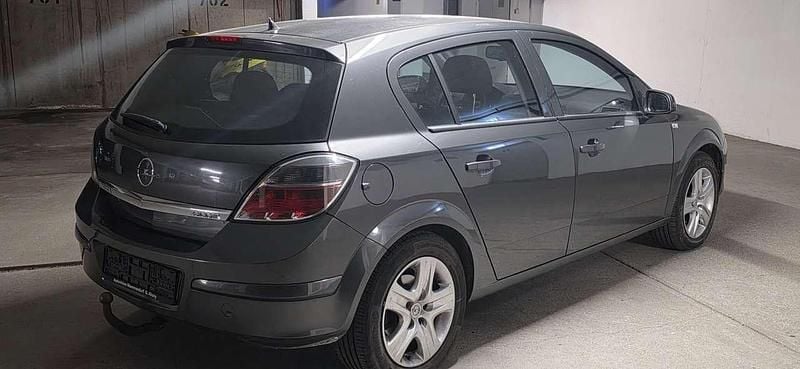 Grau Gebraucht 2009 Opel Astra Selection Limousine | 1.999 € (Fairer Preis) - Bild 1/4