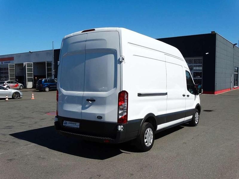 Second-hand Ford Transit 131 CP (96 kW) 2019 Alb Monovolum