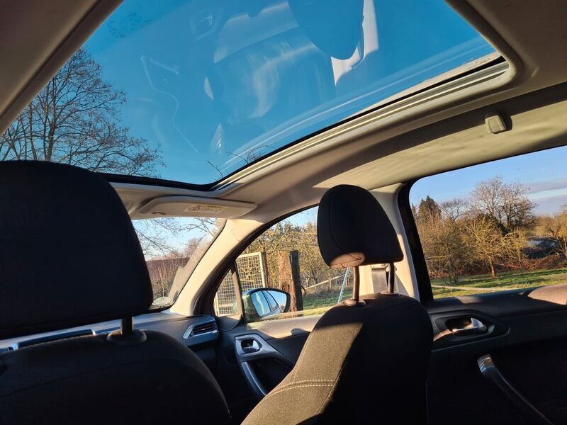 Schwarz Gebraucht 2017 Peugeot 2008 Allure SUV | 9.100 € (Fairer Preis) - Bild 1/4
