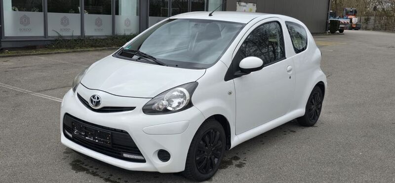 Weiß Gebraucht 2013 Toyota Aygo Cool Kleinwagen | 3.000 € (Guter Preis) - Bild 1/4