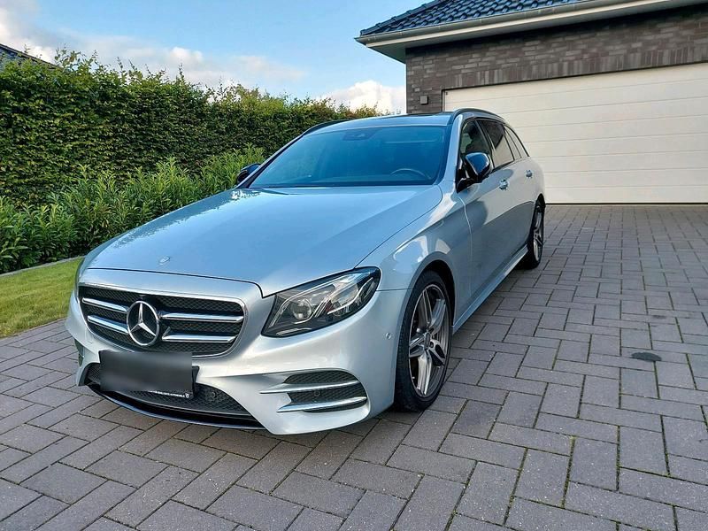 Silber Gebraucht 2016 Mercedes E220 AMG Kombi | 27.500 € (Fairer Preis) - Bild 1/4