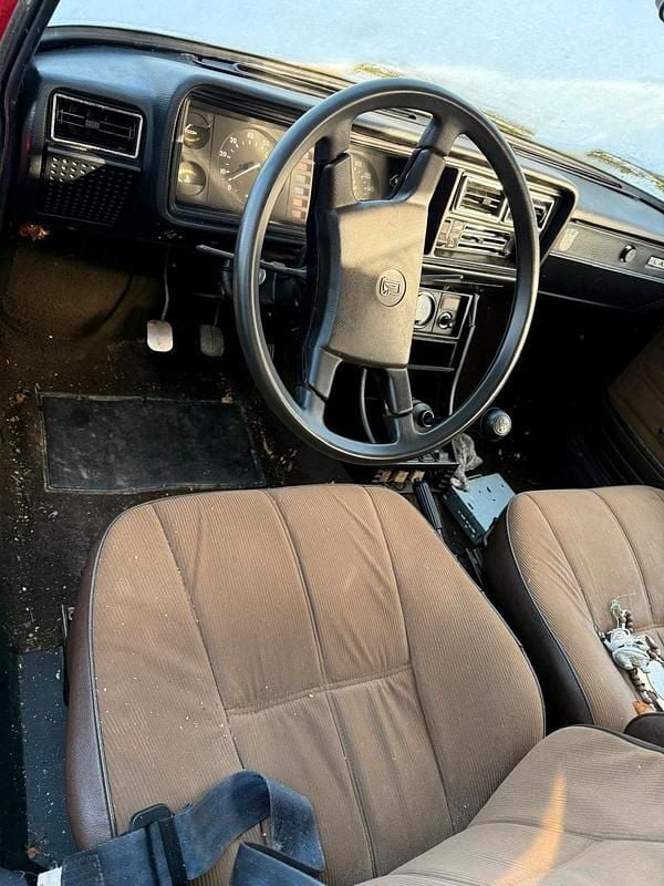 Second-hand Lada 2107 75 CP (55 kW) 1988 Roșu Berlinǎ