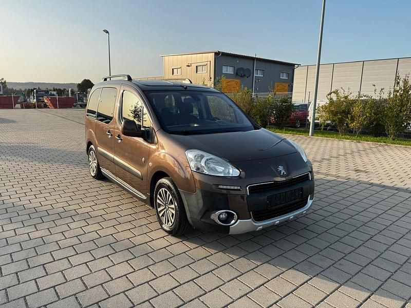 Braun Gebraucht 2012 Peugeot Partner Tepee Outdoor Van / Kleinbus | 3.990 € (Guter Preis) - Bild 1/4