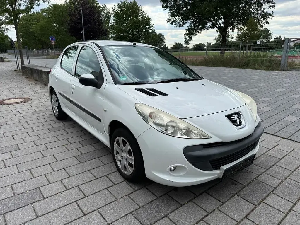 Gebraucht Peugeot 206+ 75 PS (55 kW) 2011 Weiß Kleinwagen