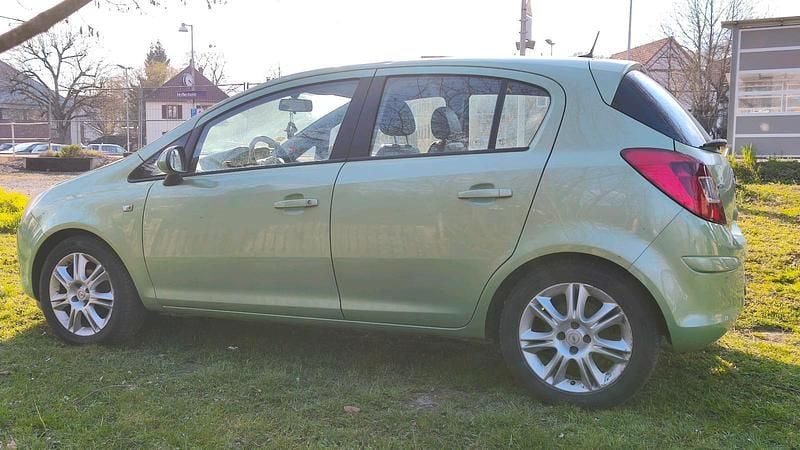 Gebraucht Opel Corsa 87 PS (63 kW) 2010 Grün Kleinwagen