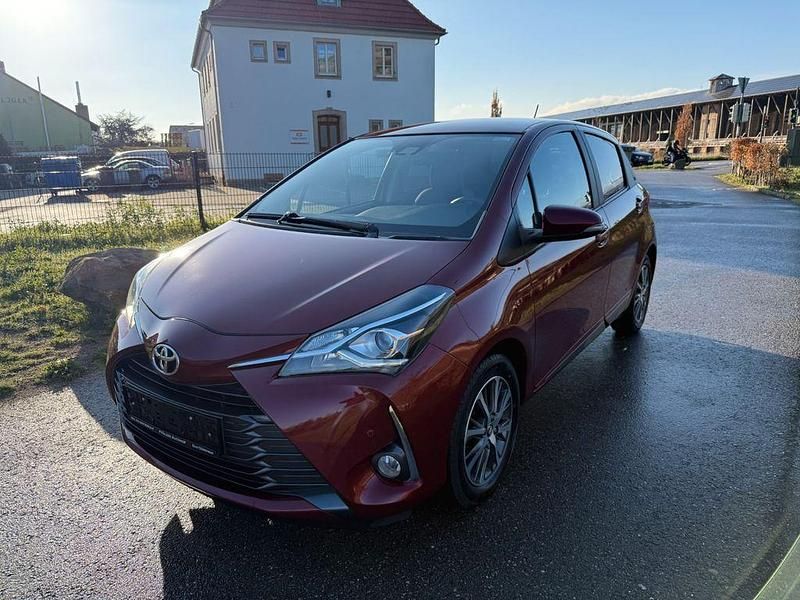 Rot Gebraucht 2020 Toyota Yaris Team Limousine | 14.950 € (Fairer Preis) - Bild 1/4