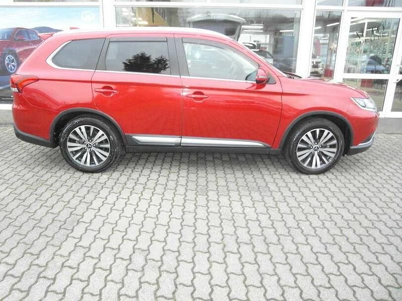 Gebraucht Mitsubishi Outlander Edition 150 PS (110 kW) 2017 Schwarz (metallic) SUV