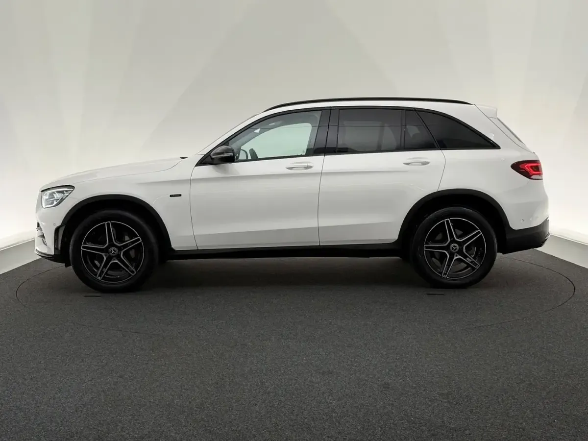 Gebraucht Mercedes GLC300de AMG line 306 PS (225 kW) 2021 Weiß Limousine