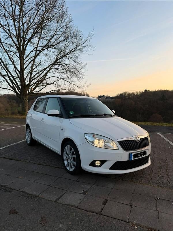 Weiß Gebraucht 2015 Skoda Fabia Best of Kleinwagen | 6.400 € - Bild 1/4