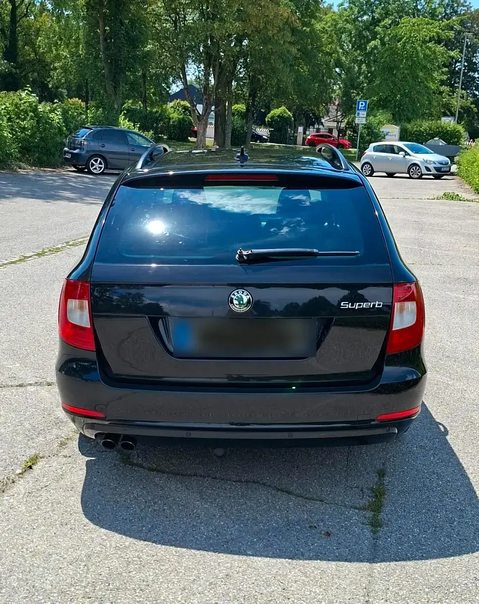 Gebraucht Skoda Superb 140 PS (102 kW) 2012 Schwarz Kombi