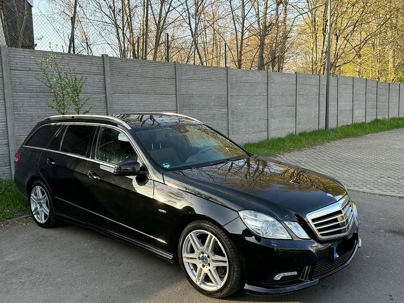 Gebraucht Mercedes E220 Avantgarde 170 PS (125 kW) 2011 Schwarz Kombi