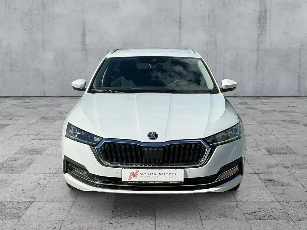 Gebraucht Skoda Octavia Style 204 PS (150 kW) 2022 Moonweiss metallic Kombi