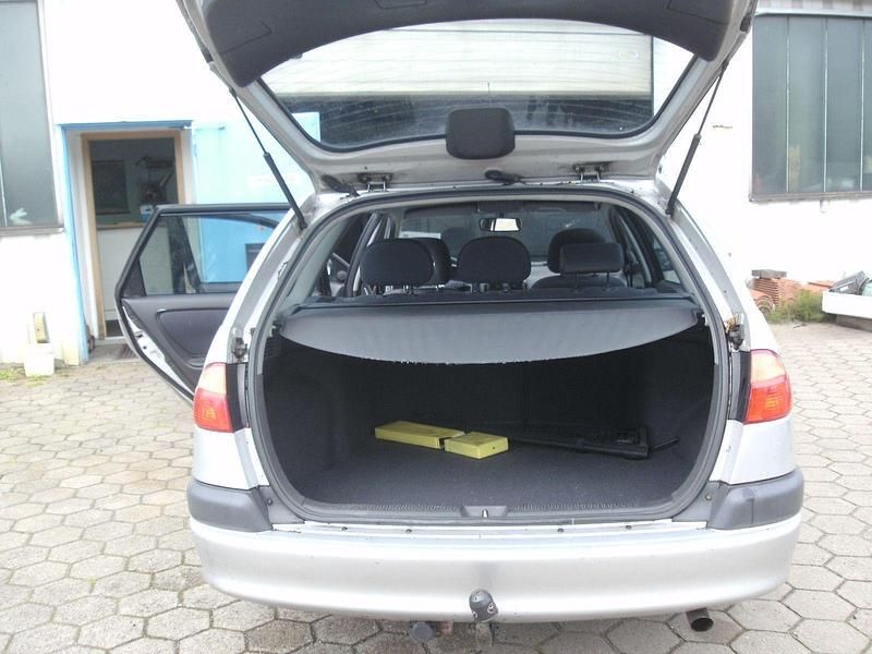 Gebraucht Toyota Avensis Sol 129 PS (94 kW) 2002 Silber Kombi
