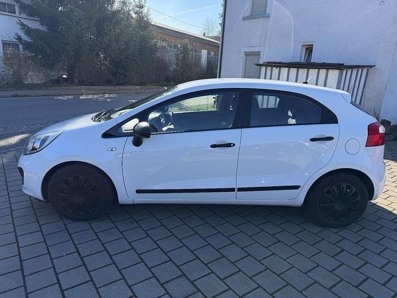 Gebraucht Kia Rio Attract 86 PS (63 kW) 2013 Weiß Limousine