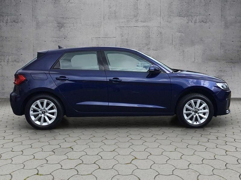 Neu Audi A1 Sportback Advanced Plus 95 PS (69 kW) 2025 Navarrablau metallic Kleinwagen