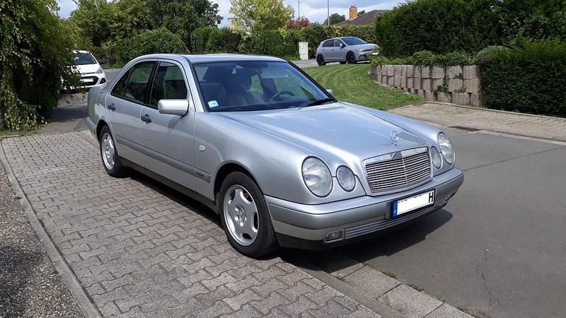 Silber Gebraucht 1995 Mercedes E320 Limousine | 12.999 € - Bild 1/4
